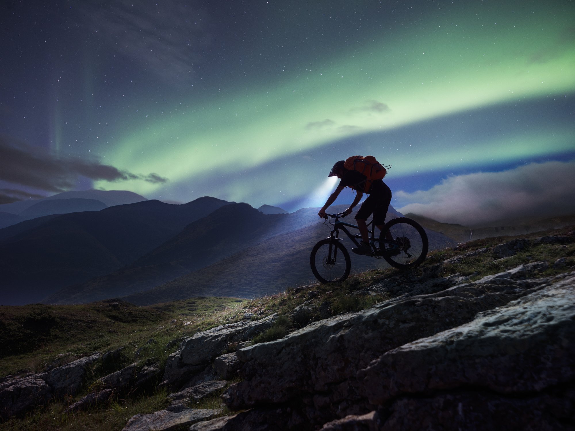 Web-PPT_Mountainbiker riding in mountain aurora Polaris 20231213 GLO EN